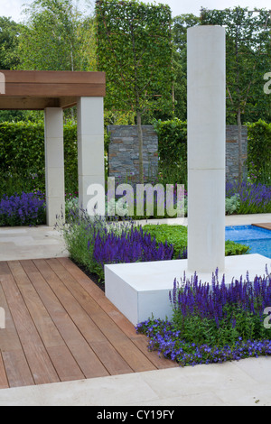 Progettate in stile contemporaneo giardino con piscina. Foto Stock