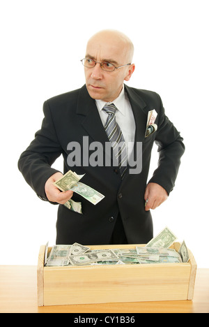 L'uomo ruba denaro con abbeveratoio su sfondo bianco Foto Stock