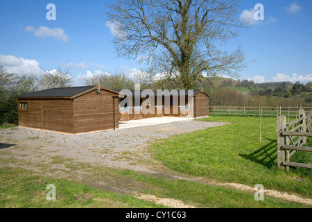 UK real estate. In legno blocco stabile. Foto Stock