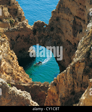 Il Portogallo, Algarve, Lagos, Ponta da Piedade, una barca da pesca di prendere i turisti attraverso le grotte Foto Stock