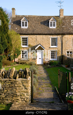 Aprire il cancello del giardino e giardino lungo il percorso di un idilliaco Cotswold cottage in Hailey, Oxfordshire, Regno Unito Foto Stock