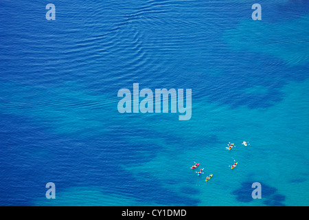 Piccolo gruppo di kayak in cristalline acque dell'Adriatico Foto Stock