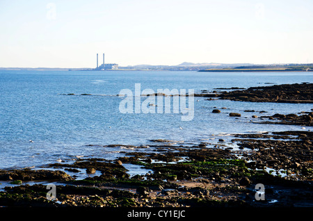 Guardando ad est verso Cockenzie Power Station da Portobello, Edimburgo, Scozia. Foto Stock