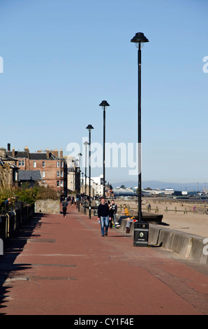 Guardando ad ovest lungo il lungomare di Portobello, Edimburgo, Scozia. Foto Stock