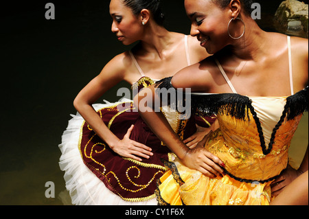 Balletto Nazionale di Panama ballerine in posa presso il Fiume Chagres. Foto Stock