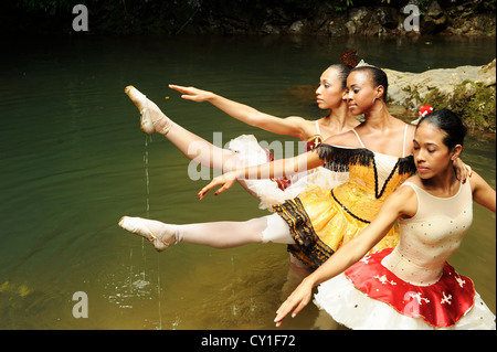 Balletto Nazionale di Panama ballerine in posa presso il Fiume Chagres. Foto Stock