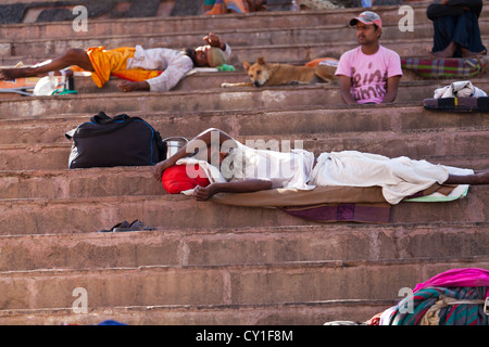 Dormire su scale a Ghats di Varanasi, India Foto Stock