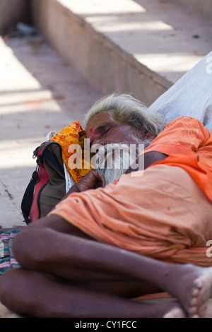 Dormire su scale a Ghats di Varanasi, India Foto Stock