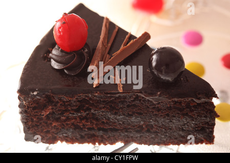 Torta della Foresta nera è costituita da diversi strati di torta al cioccolato con panna montata tra ciascuno strato e ciliegia sulla parte superiore. Foto Stock