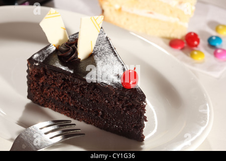 Torta della Foresta nera è costituita da diversi strati di torta al cioccolato con panna montata tra ciascuno strato e ciliegia sulla parte superiore. Foto Stock