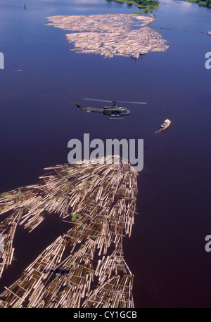 Funzionamento dell'Istituto brasiliano dell'ambiente e delle risorse naturali rinnovabili (IBAMA), il braccio amministrativo del Ministero dell'ambiente brasiliano, con il supporto di un elicottero dell'Aeronautica militare brasiliana. L'IBAMA lavora per impedire che la foresta si estenda a taglialegna, agricoltura, pascolo agricolo e qualsiasi cosa che possa minacciare l'Amazzonia. Rafting sul legname, metodo di trasporto dei tronchi abbattuti legandoli insieme per fare gommoni, che vengono poi tirati a valle del fiume. Foto Stock