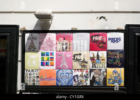 Una selezione delle colorate souvenir Parigi T shirt sul display in Montmatre Paris Foto Stock