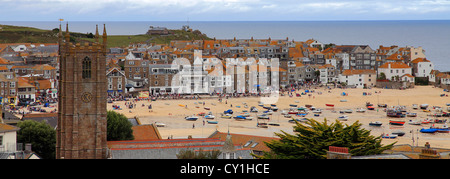 Estate lungomare, il porto e la spiaggia vista, St Ives town, St Ives Bay, Cornwall County; Inghilterra; Regno Unito Foto Stock