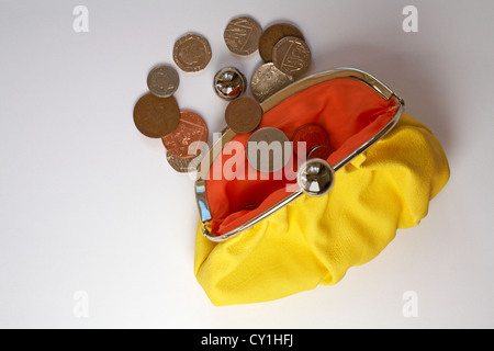 Allentate la caduta cambia da giallo portamonete con colore arancio all'interno isolato su sfondo bianco Foto Stock