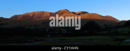 I colori autunnali, Whiteless Pike cadde, riflessa in Buttermere, Parco Nazionale del Distretto dei Laghi, Cumbria County, England, Regno Unito Foto Stock