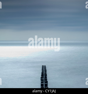 Difesa del Mare breakers a Bridlington, East Yorkshire, Inghilterra Foto Stock