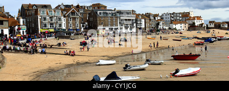 Estate lungomare, il porto e la spiaggia vista, St Ives town, St Ives Bay, Cornwall County; Inghilterra; Regno Unito Foto Stock