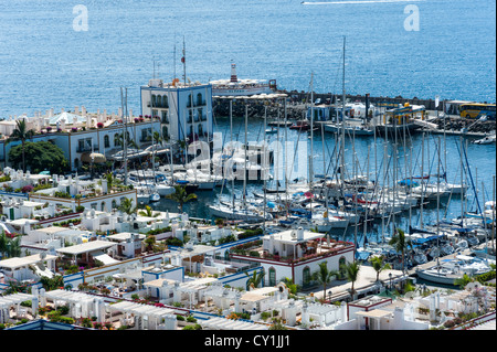 La scena dalla piattaforma di visualizzazione o mirador a Puerto de Mogan Gran Canaria Isole Canarie Spagna Foto Stock