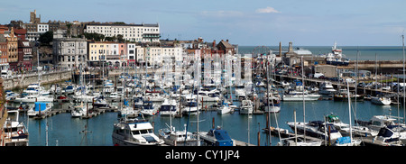 Vista panoramica di Ramsgatge Royal Porto e Marina durante il porto di vapore, evento di Agosto Weekend 2012. Foto Stock