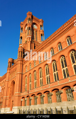 Il Rotes Rathaus o rosso Municipio è così chiamato a causa del colore dei suoi mattoni. Foto Stock