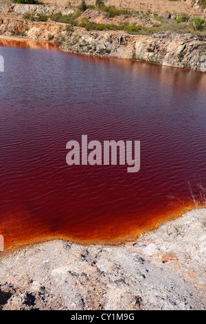 Acqua inquinata stagno nella miniera abbandonata di Lousal, Grandola, Portogallo Foto Stock