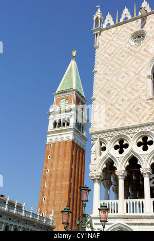 Dettaglio del Palazzo Ducale in stile gotico e la torre campanaria della Basilica di San Marco a Venezia, Italia Foto Stock