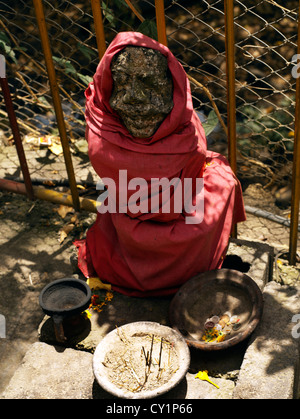 Medine Maurizio vecchio dio indù con incenso in Tamil tempio indù per lavoratori della canna da zucchero Tantric de Maha Kali Tookay tempio Foto Stock