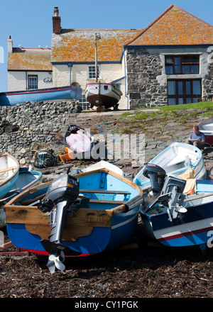 Barche da pesca sotto casa cabestano, Cadgwith, penisola di Lizard, Cornwall Foto Stock