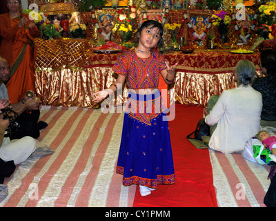 Centro indù Wimbledon Inghilterra ottavo giorno di Navratri Bambine giorno Kanjka bambino Dancing Foto Stock