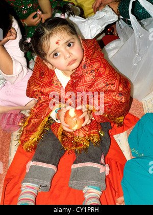 Centro indù Wimbledon Inghilterra ottavo giorno di Navratri Bambine giorno Kanjka bambino con Apple Foto Stock