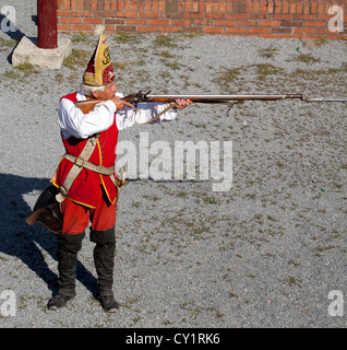 British Grenadier saldature da la guerra di indiano e francese a Fort William Henry con il suo fucile pronto all'uso. Foto Stock