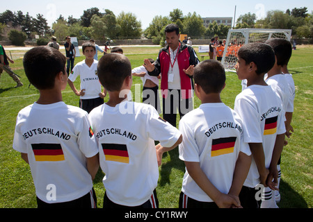 Ragazzi ragazzo squadre di giocatori di calcio Campo sportivo bambino Foto Stock