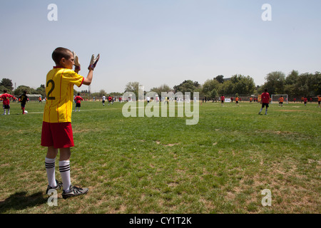 Bambino gioco sport i giocatori di calcio per bambini campo playe Foto Stock