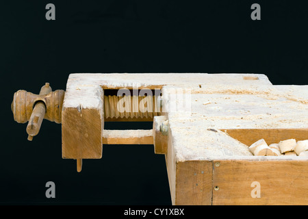 Legno vecchio falegname tabella isolati su sfondo nero Foto Stock