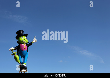 Uno stile cartoon frog mostrato contro un cielo blu a una visita in fiera in Brighton, East Sussex, Regno Unito. Foto Stock