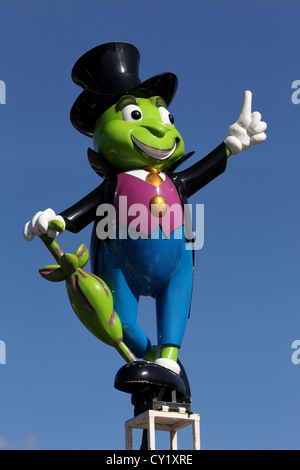 Uno stile cartoon frog mostrato contro un cielo blu a una visita in fiera in Brighton, East Sussex, Regno Unito. Foto Stock