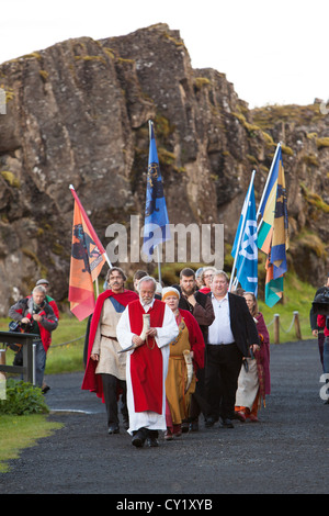 I credenti di Odin, Thor e gli altri vecchi norvegesi dèi, raccogliere a Thingvellir in Islanda nel giugno 2012. Foto Stock