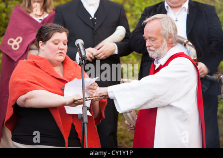 Un nuovo sacerdote (o gothi) prende i suoi voti. I credenti di Odin, Thor e gli altri vecchi norvegesi dèi, raccogliere a Thingvellir in Islanda. Foto Stock