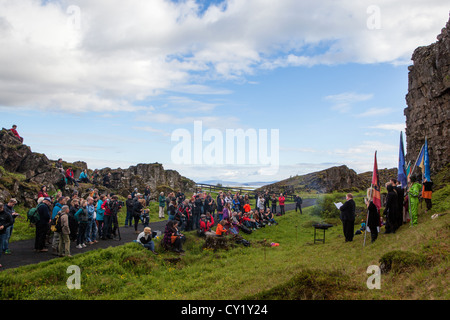 I credenti di Odin, Thor e gli altri vecchi norvegesi dèi, raccogliere a Thingvellir in Islanda nel giugno 2012. Foto Stock