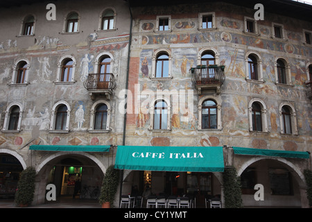 L'antico Caffè Italia ornato da dipinti ad affresco sulla parete, nella piazza principale di Trento, Trentino, photoarkive Foto Stock