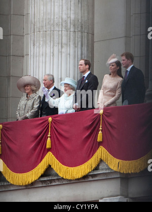 La regina Elisabetta e la famiglia sul balcone di Buckingham palace il giorno finale del diamante celebrazioni giubilari Londra Giugno 2012 Foto Stock