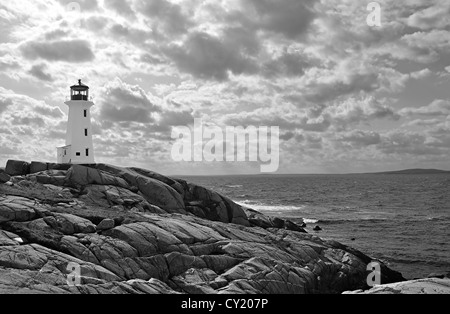 Faro di Peggy's Cove, Nova Scotia. In bianco e nero con drammatica nuvole nel cielo Foto Stock