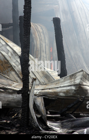 I detriti di un edificio in metallo la masterizzazione Foto Stock