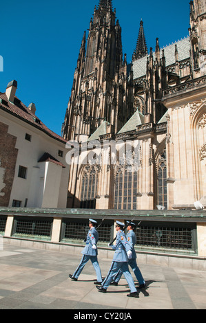 Cambio della guardia al Castello di Praga a Praga, Repubblica Ceca Foto Stock