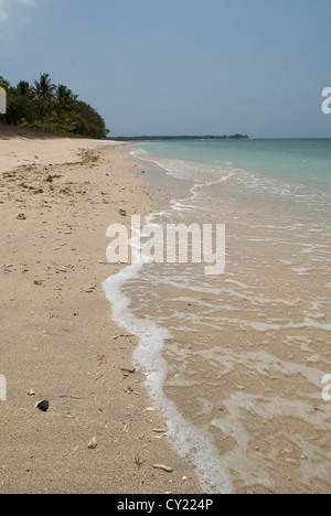 Un tranquillo, vuoto, tropicale sulla spiaggia di Lombok, Indonesia Foto Stock