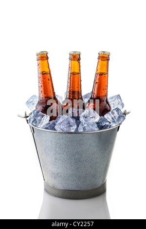 Le bottiglie di birra in un secchio di ghiaccio isolato su sfondo bianco Foto Stock