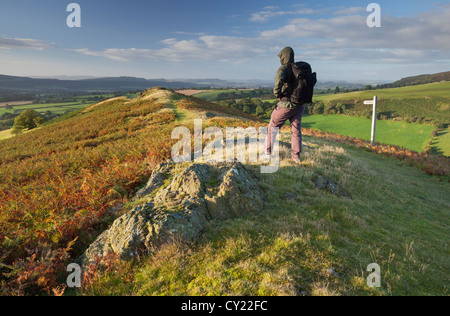 Un viandante sulla speranza Bowdler collina in Shropshire Hills Foto Stock