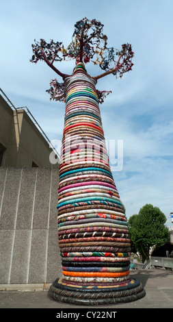 "Sotto l'albero Baobob' scultura tessile di spire avvolte intorno ad un albero al di fuori del Royal Festival Hall, South Bank di Londra Inghilterra REGNO UNITO KATHY DEWITT Foto Stock