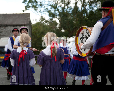 Il Flagcrackers di Craven  nero fronte Morris o ballerini folk a Ingleton Folk Festival nel mese di ottobre 2012 Foto Stock