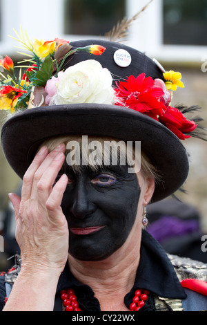 Il Flagcrackers di Craven  nero fronte Morris o ballerini folk a Ingleton Folk Festival nel mese di ottobre 2012 Foto Stock